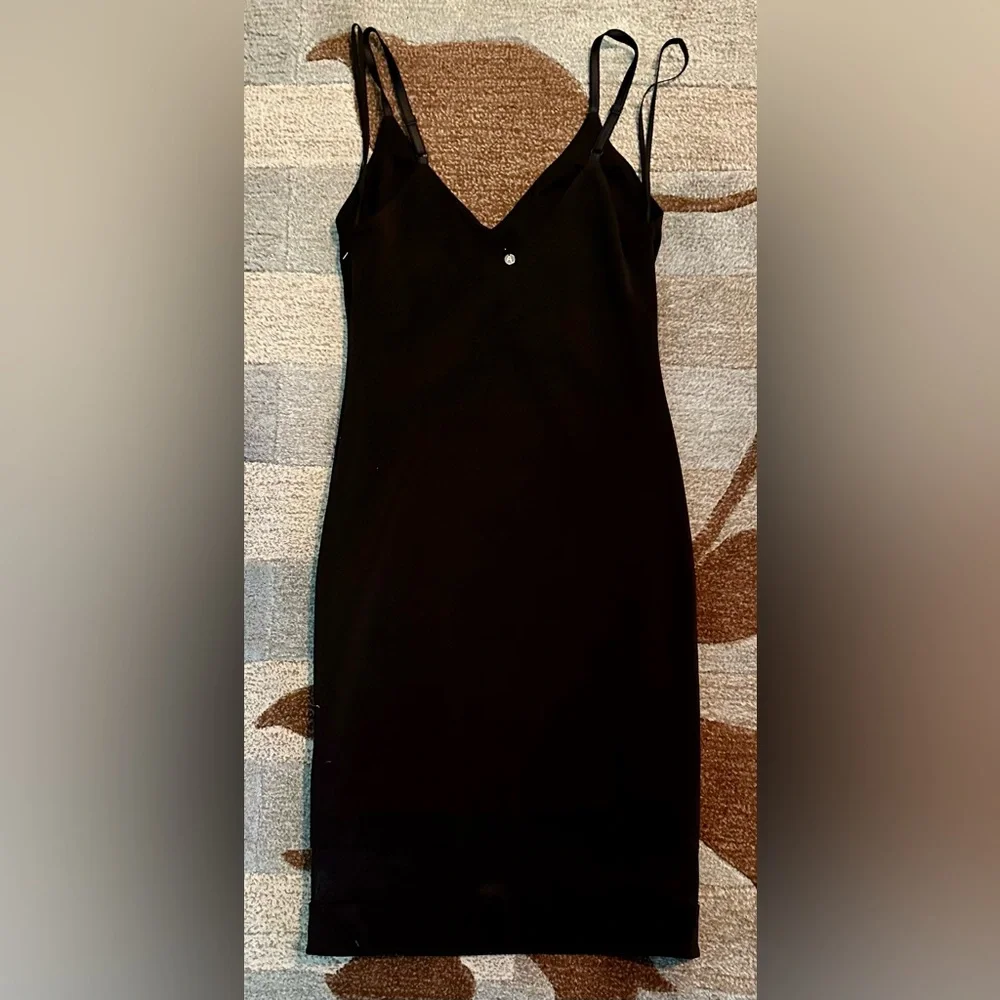 Alice + Olivia Air Sleeveless Cate Slip Dress in Black w Illusion Hemline. ZB14